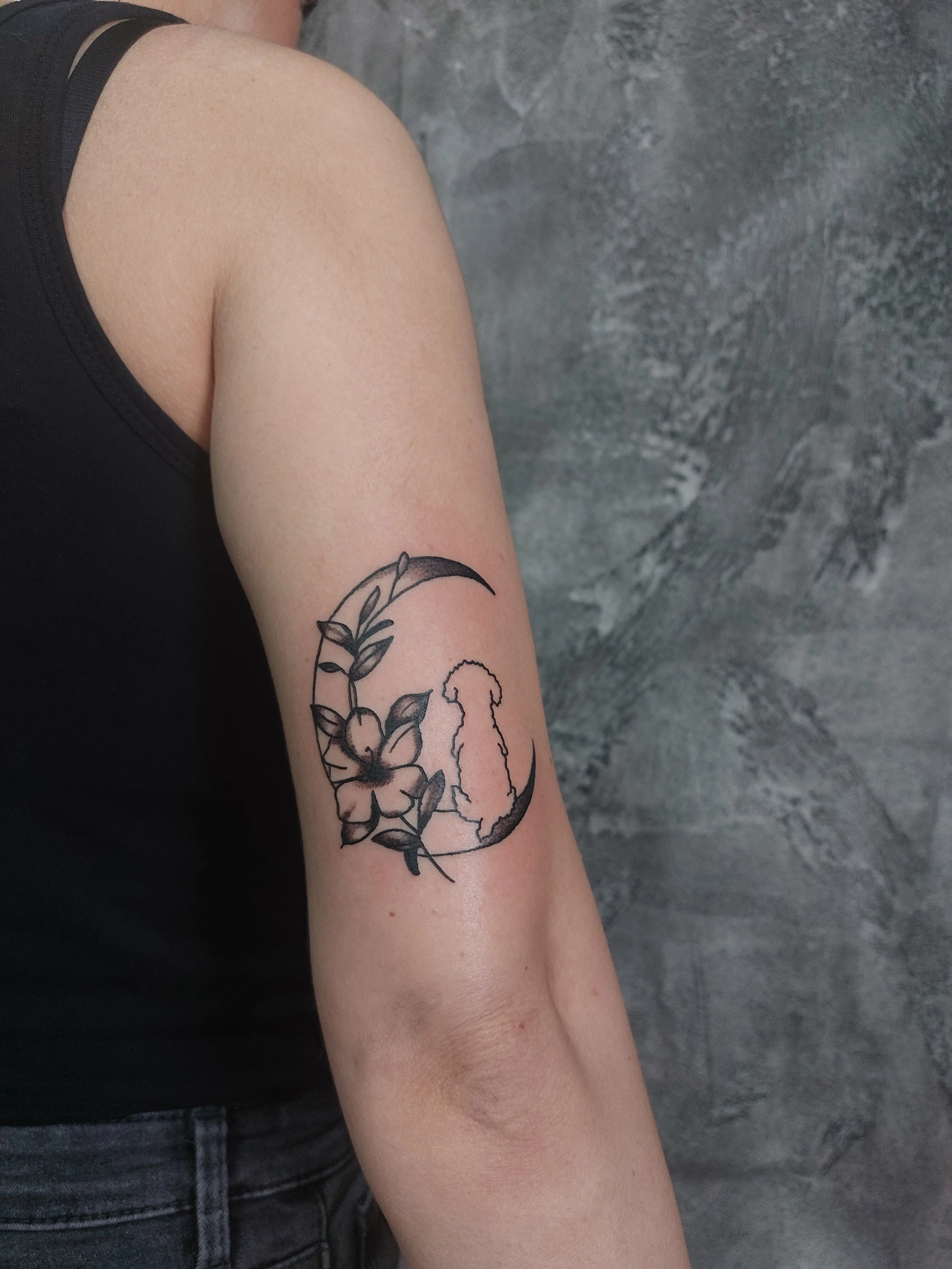 Tetovaža Pas na mesecu - Fine Line & Minimal - Eternal Art Tattoo Studio Loznica